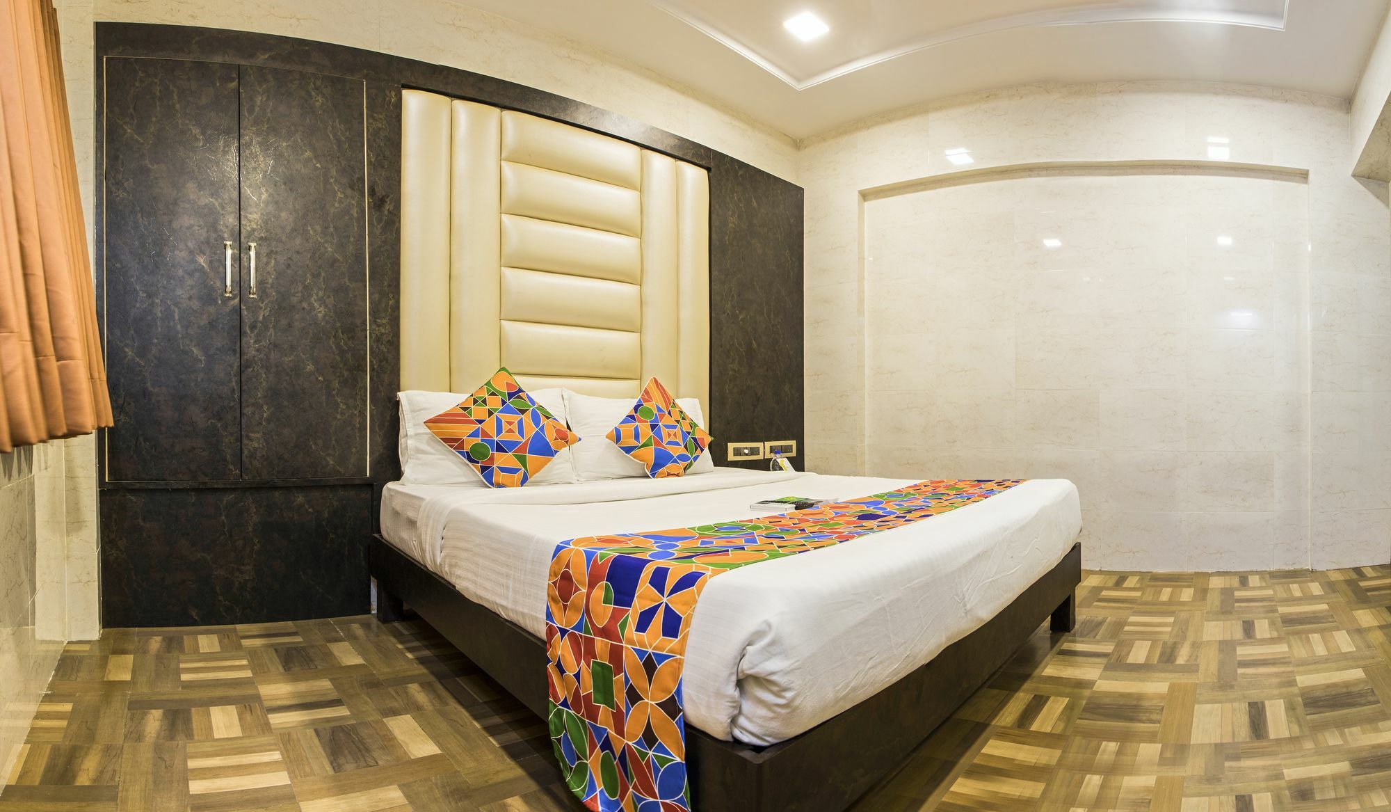 فندق Vaccinated Staff - Oyo 22055 Dadar Residency مومباي المظهر الخارجي الصورة